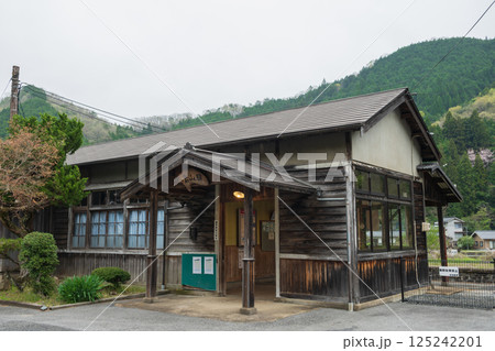 日本の岡山県新見市の岩山駅の美しい春の風景 125242201