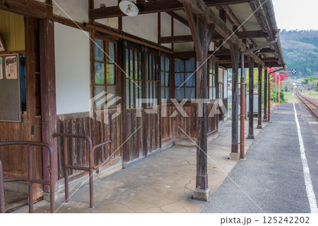 日本の岡山県新見市の岩山駅の美しい春の風景 125242202