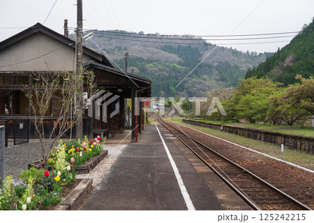 日本の岡山県新見市の岩山駅の美しい春の風景 125242215