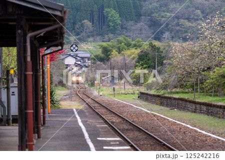 日本の岡山県新見市の岩山駅の美しい春の風景 日本の岡山県新見市の岩山駅の美しい春の風景 125242216