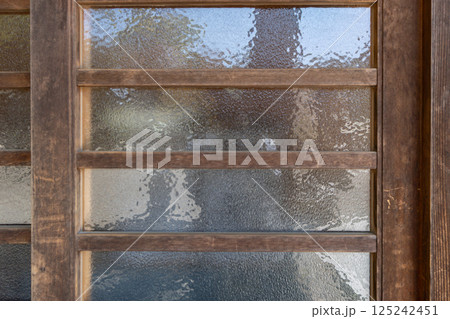 曇りガラスの引き戸　東京都 125242451