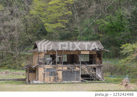 日本の岡山県新見市で見たとても古くて美しい建物 日本の岡山県新見市で見たとても古くて美しい建物 125242498