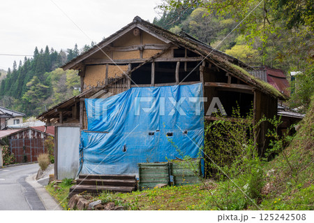日本の岡山県新見市で見たとても古くて美しい建物 125242508