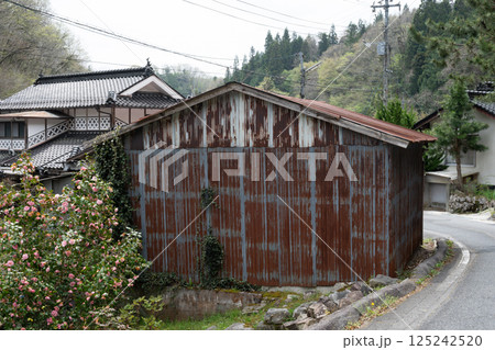 日本の岡山県新見市で見たとても古くて美しい建物 125242520