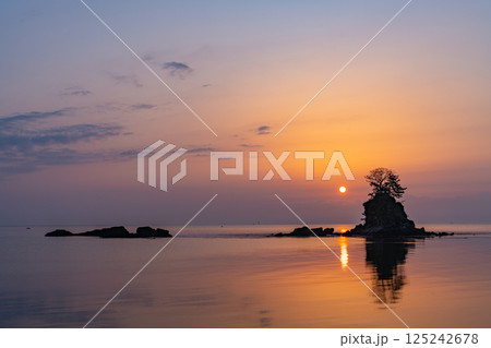 （富山県）雨晴海岸・女岩　日の出 125242678