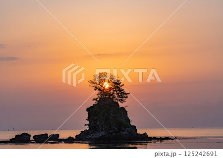 (富山県)雨晴海岸・女岩 太陽 (富山県)雨晴海岸・女岩 太陽 125242691