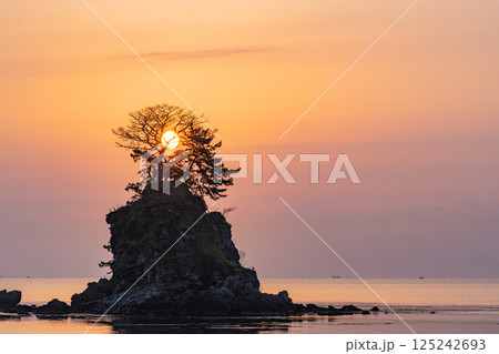 （富山県）雨晴海岸・女岩　太陽 125242693