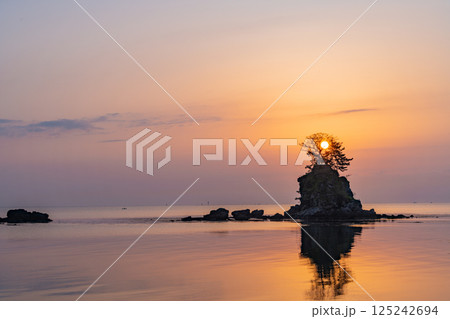 （富山県）雨晴海岸・女岩　太陽 125242694