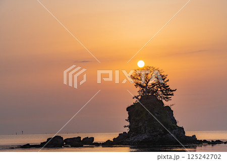 （富山県）雨晴海岸・女岩　太陽 125242702