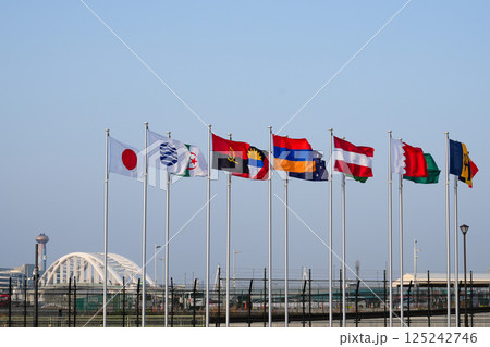 2025年大阪・関西万博の各国の国旗 125242746