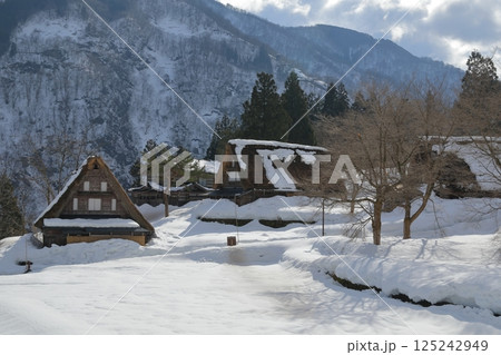 雪に覆われた相倉合掌造り集落の風景 雪に覆われた相倉合掌造り集落の風景 125242949