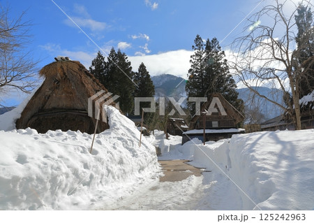 相倉合掌造り集落の除雪された道路の景色 125242963