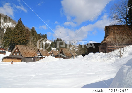 雪景色の世界遺産相倉合掌造り集落の風景 雪景色の世界遺産相倉合掌造り集落の風景 125242972