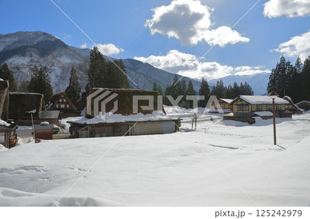 世界文化遺産相倉合掌造り集落の冬の風景 125242979