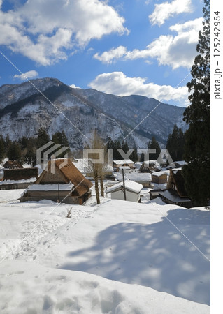 雪化粧の相倉合掌造り集落の展望所からの眺め 125242984