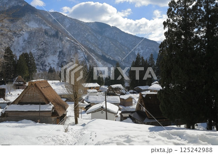 展望所から眺めた雪景色の相倉合掌造り集落の風景 125242988
