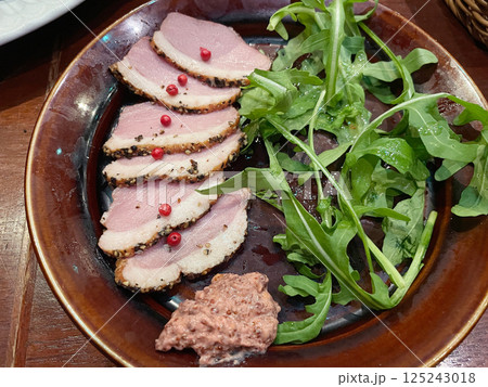 鴨肉のパストラミ スパイス香る薫製鴨ロース 鴨肉のパストラミ スパイス香る薫製鴨ロース 125243018
