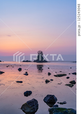 （富山県）雨晴海岸の夜明け　日の出前の光景 125243048