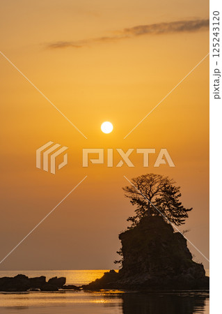 (富山県)雨晴海岸・女岩 日の出 (富山県)雨晴海岸・女岩 日の出 125243120