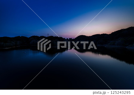 日没後湖面を夕焼け色に染める空　奈良布目ダムにて➃ 125243295