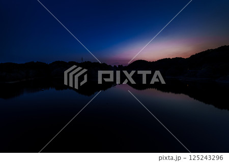 日没後湖面を夕焼け色に染める空　奈良布目ダムにて⑤ 125243296
