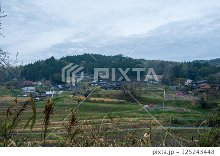 日本の春の岡山県の山村の美しい風景 日本の春の岡山県の山村の美しい風景 125243448