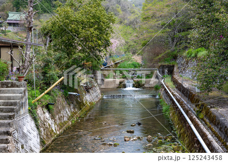 日本の春の岡山県の山村の美しい風景 日本の春の岡山県の山村の美しい風景 125243458