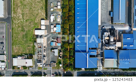 工場の並ぶ工業地帯の風景　真俯瞰空撮 125243483