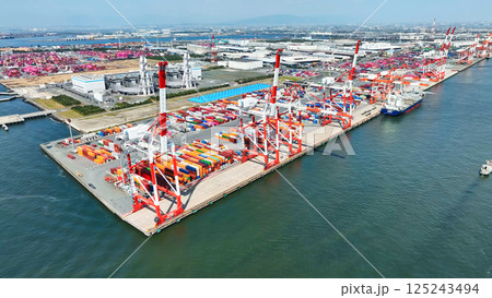 コンテナヤードの風景空撮 コンテナヤードの風景空撮 125243494