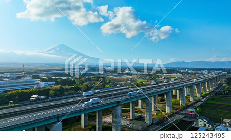 富士山と平野を走る高速道路の風景　空撮 125243495