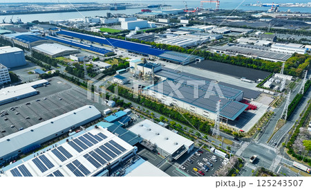 工場の並ぶ工業地帯の風景空撮 125243507