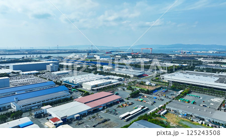 工場の並ぶ工業地帯の風景空撮 125243508