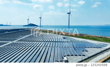 風力と太陽光のハイブリッド発電所の風景空撮 125243509