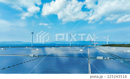 風力と太陽光のハイブリッド発電所の風景空撮 125243518