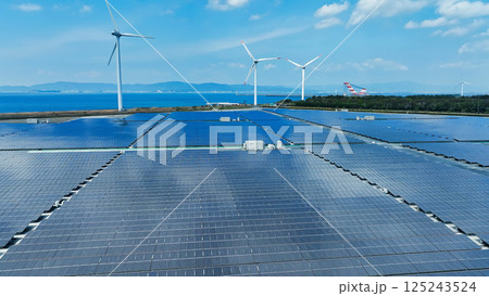 風力と太陽光のハイブリッド発電所の風景空撮 125243524