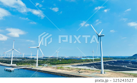 風車とソーラーパネルのハイブリッド発電所の風景空撮 125243527