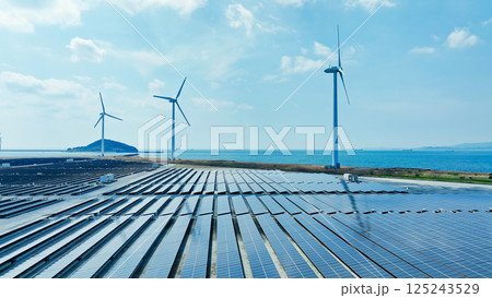 風力と太陽光のハイブリッド発電所の風景空撮 125243529