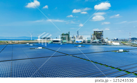 バイオマス発電所と風力・太陽光発電所の風景　空撮 125243530