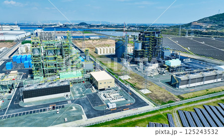 バイオマス発電所と風力・太陽光発電所の風景　空撮 125243532