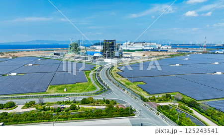 工業地帯とメガソーラーの風景　空撮 125243541