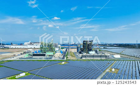 工業地帯とメガソーラーの風景　空撮 125243543