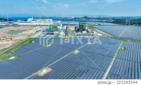 工業地帯とメガソーラーの風景　空撮 125243544