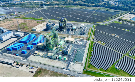 バイオマス発電所と風力・太陽光発電所の風景　空撮 125243551
