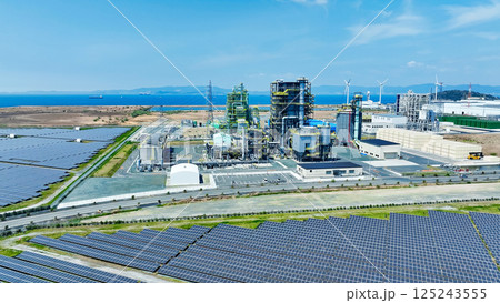 バイオマス発電所と風力・太陽光発電所の風景　空撮 125243555