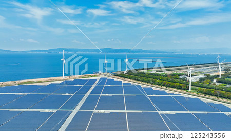 風力と太陽光のハイブリッド発電所の風景空撮 125243556