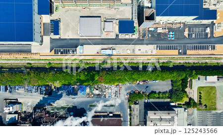工場の建ち並ぶ工業地帯の風景　真俯瞰空撮 125243566
