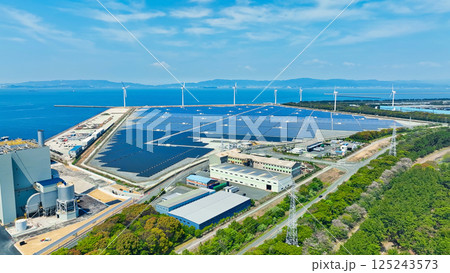 風力と太陽光のハイブリッド発電所の風景空撮 風力と太陽光のハイブリッド発電所の風景空撮 125243573