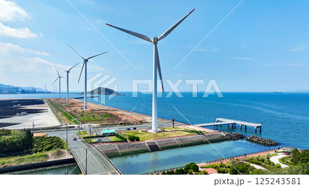 風力発電所の風車　空撮 125243581