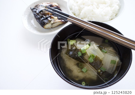わかめと豆腐の味噌汁とサバの塩焼 125243820