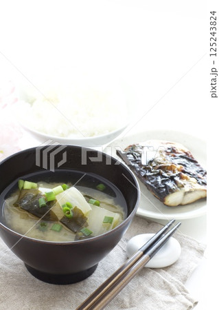 わかめと豆腐の味噌汁とサバの塩焼 125243824